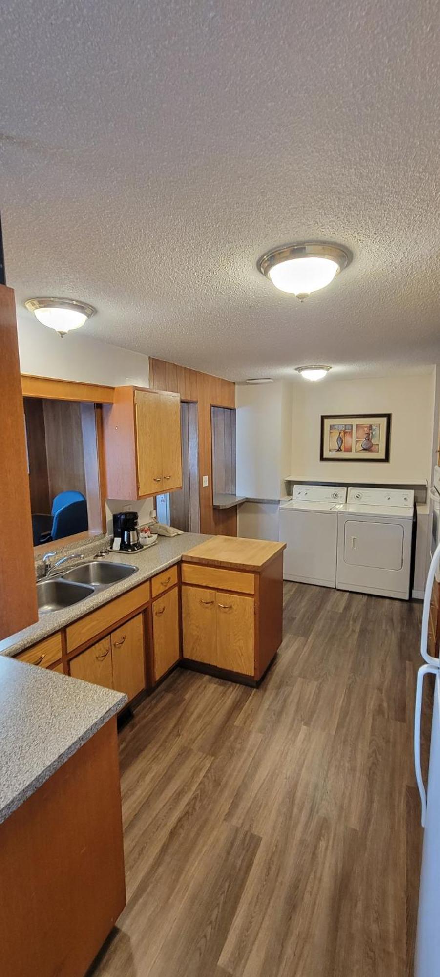 Recreation Inn And Suites Kelowna Esterno foto
