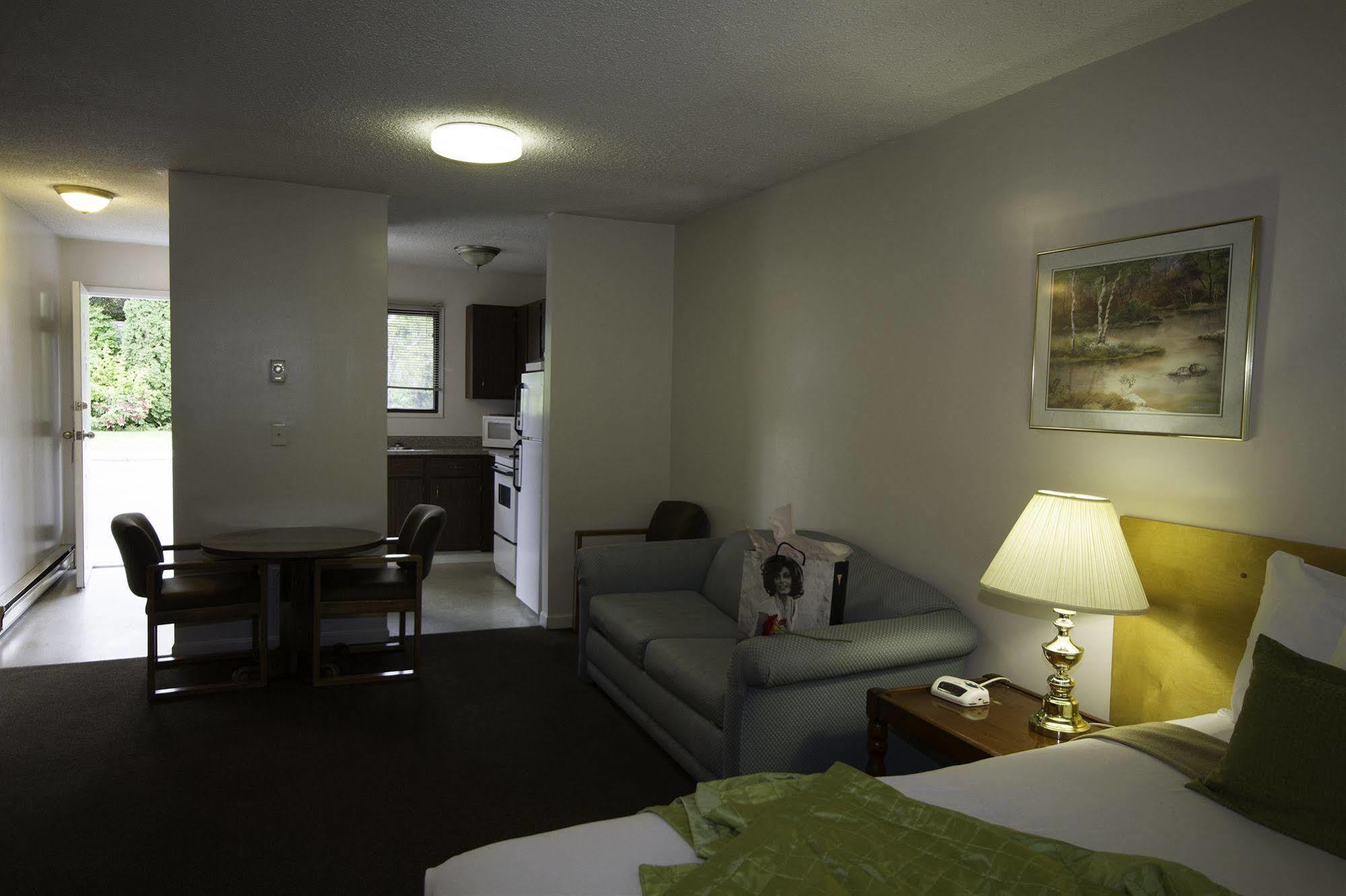 Recreation Inn And Suites Kelowna Esterno foto